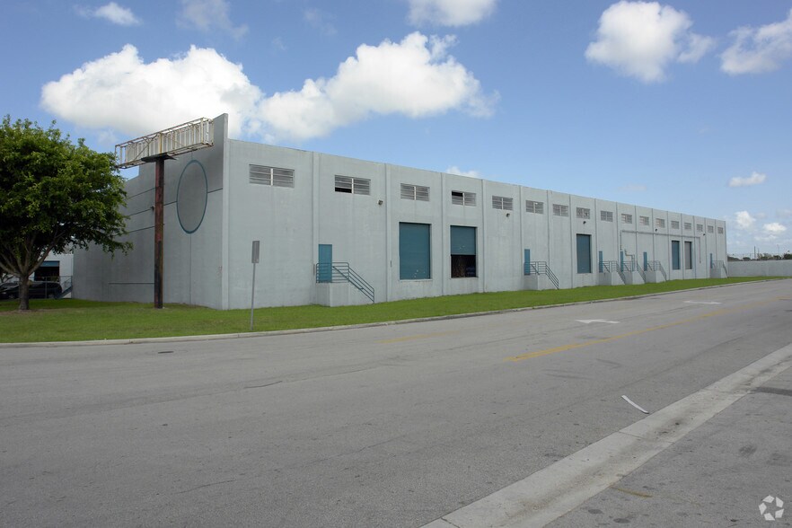 8201-8209 NW 70th St, Miami, FL à louer - Photo du bâtiment - Image 3 de 7