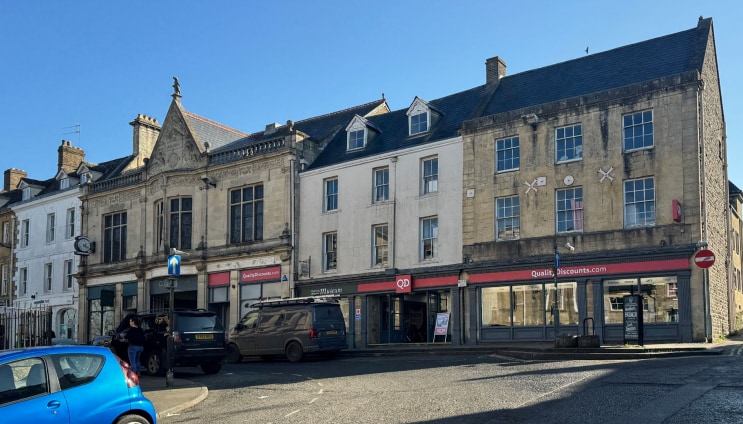 Prime retail and residential investment portfolio of 5 properties for sale on LoopNet.ca - Building Photo - Image 3 of 7