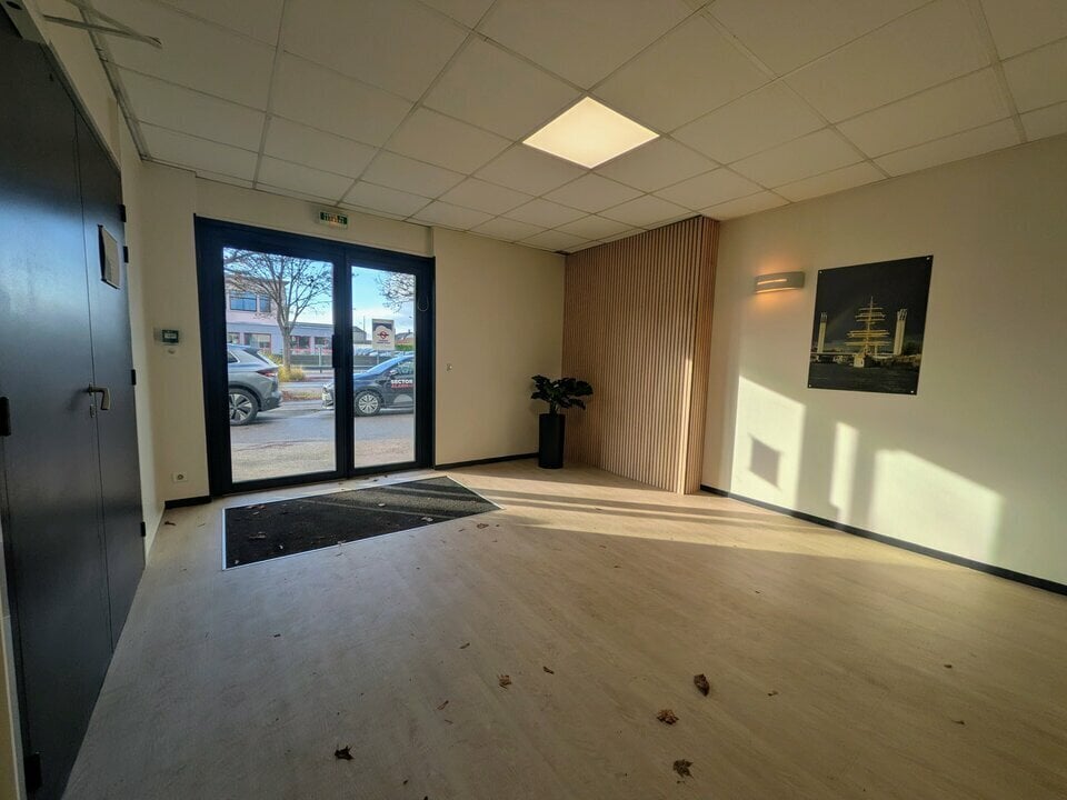 Office in Le Petit-Quevilly for lease Interior Photo- Image 1 of 6