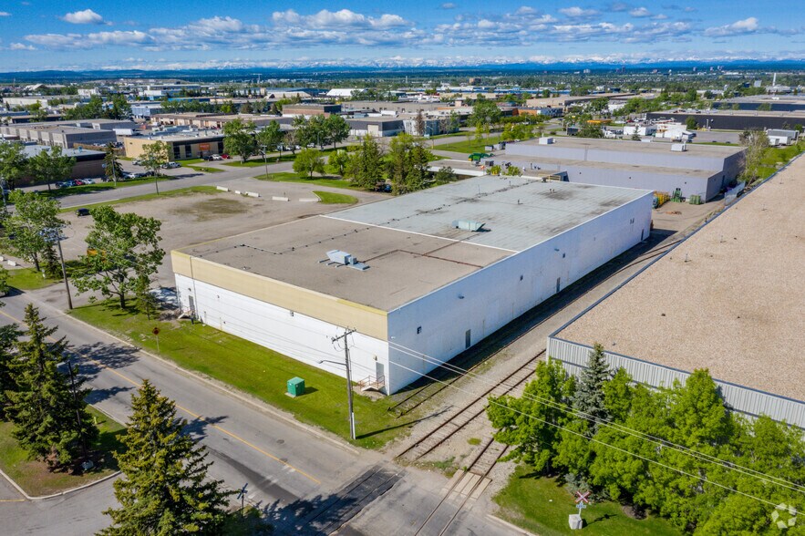 4444 72nd Ave SE, Calgary, AB à louer - Photo du bâtiment - Image 2 de 4