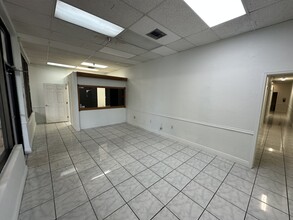 8318-8320 Bird Rd, Miami, FL à louer Photo intérieure- Image 2 de 4