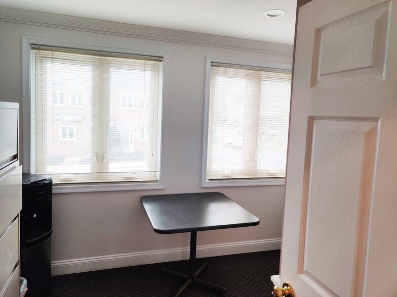 5641-5699 Columbia Pike, Falls Church, VA à louer - Photo du bâtiment - Image 3 de 13