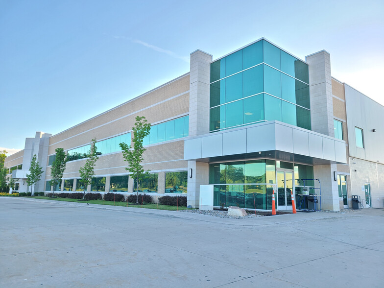 175 Kay Industrial Dr, Lake Orion, MI for lease - Building Photo - Image 1 of 2