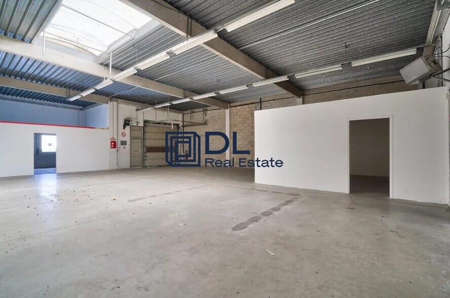 Flex in Lognes for lease - Interior Photo - Image 2 of 7