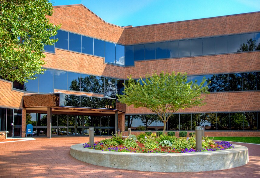 4601 Westown Pky, West Des Moines, IA à louer - Photo du bâtiment - Image 2 de 13