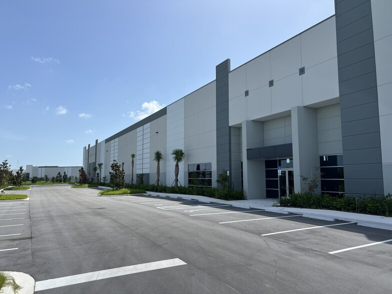 Glades Logistics Park portfolio of 2 properties for sale on LoopNet.ca - Building Photo - Image 3 of 8