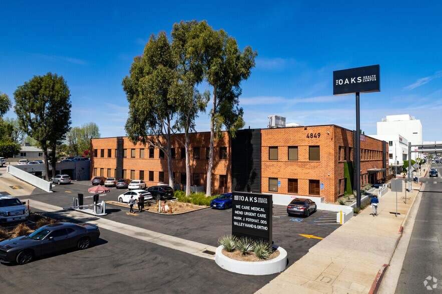 4835-4849 Van Nuys Blvd, Sherman Oaks, CA à louer - Photo principale - Image 2 de 2