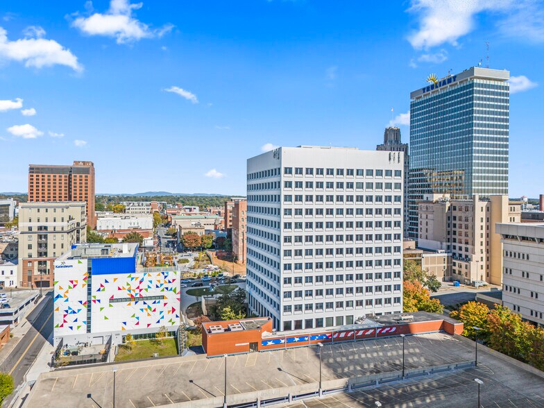 102 W 3rd St, Winston-Salem, NC à vendre - Photo du bâtiment - Image 2 de 36
