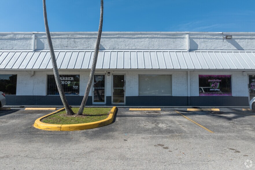 1703-1747 NW 38th Ave, Lauderhill, FL à louer - Photo du bâtiment - Image 3 de 31