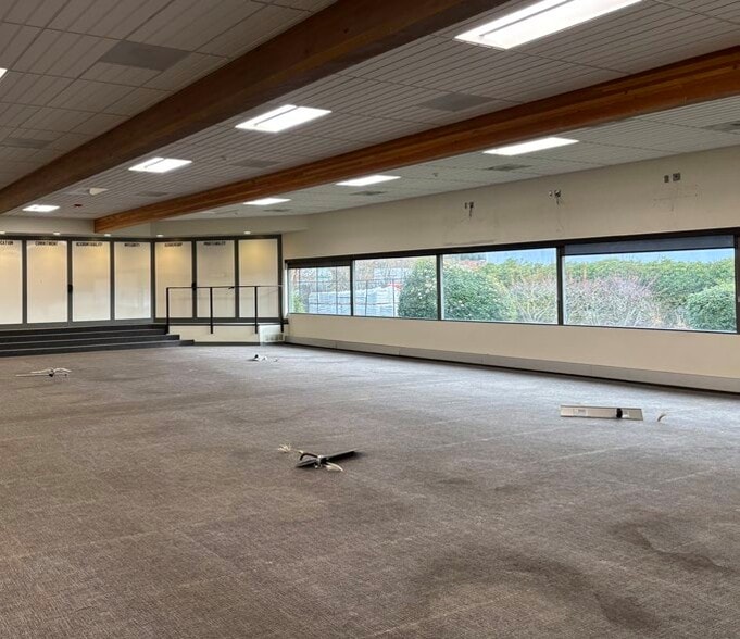 5560 SW 107th Ave, Beaverton, OR for sale - Interior Photo - Image 2 of 6