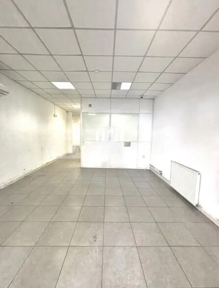 Retail in Marseille for lease - Interior Photo - Image 3 of 7