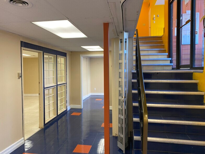 15 Montreal St, Kingston, ON à louer - Photo du bâtiment - Image 3 de 7