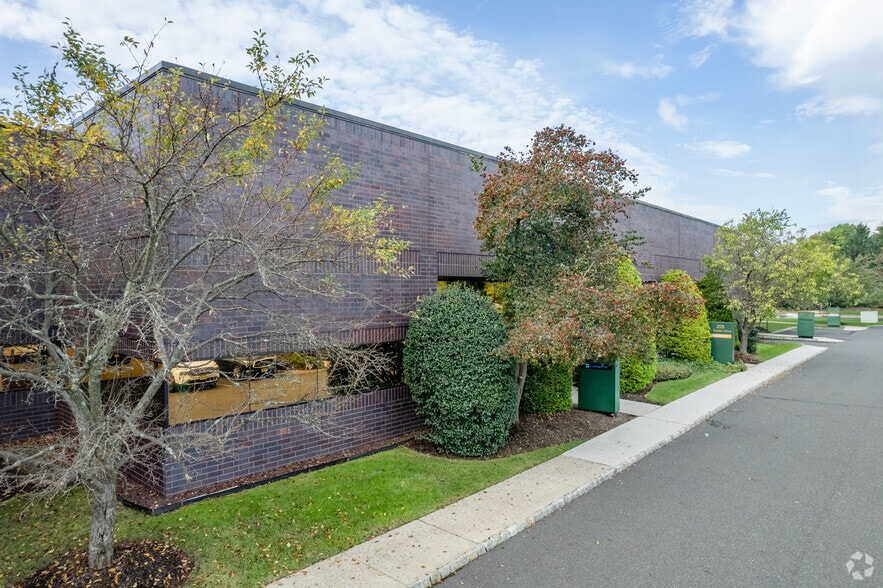 200-225 N Center Dr, North Brunswick, NJ à louer - Photo du bâtiment - Image 2 de 5