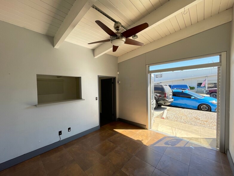 931-945 W Hoover Ave, Orange, CA for lease - Interior Photo - Image 2 of 27