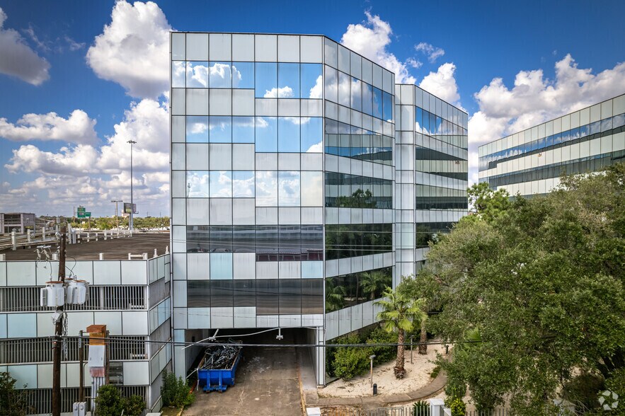 5821 Southwest Fwy, Houston, TX à louer - Photo du bâtiment - Image 3 de 10