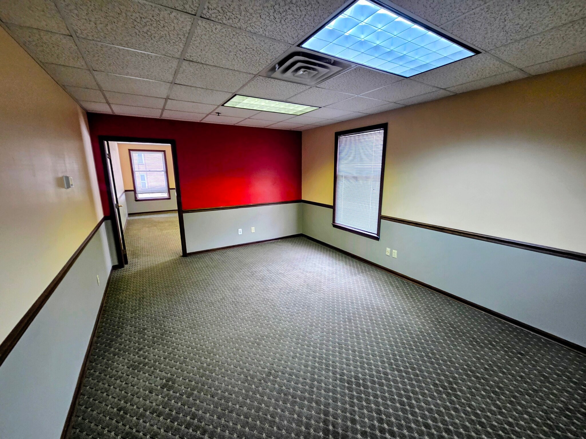 2110 Kanawha Blvd E, Charleston, WV for lease Interior Photo- Image 1 of 2
