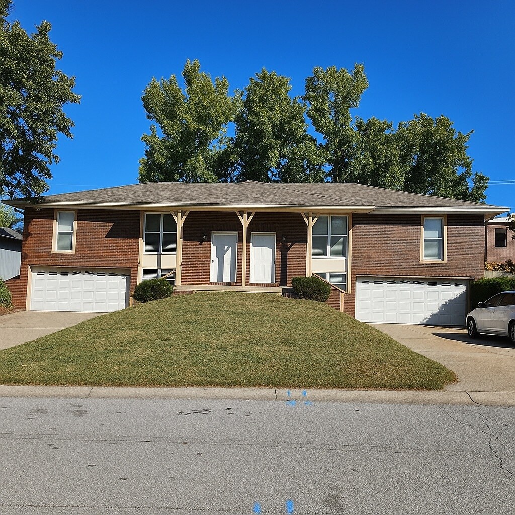 1601 SW Sunset St, Blue Springs, MO à vendre Photo principale- Image 1 de 2