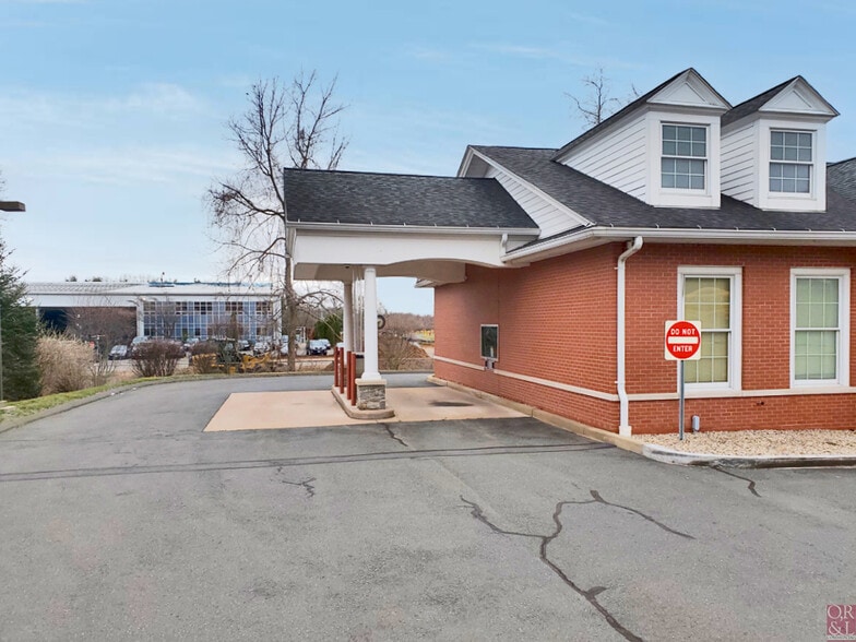 768 N Main St, Manchester, CT à louer - Photo du bâtiment - Image 2 de 8