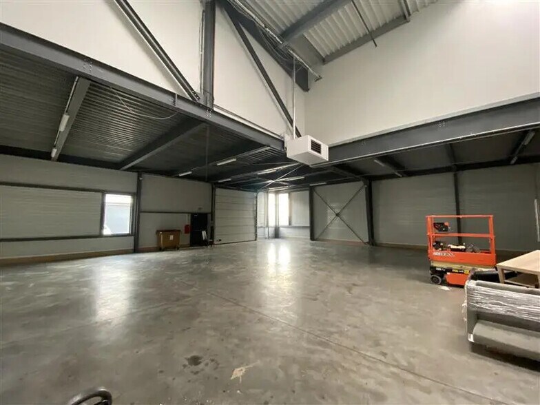 Flex in Villeneuve-la-Garenne for lease - Building Photo - Image 3 of 8