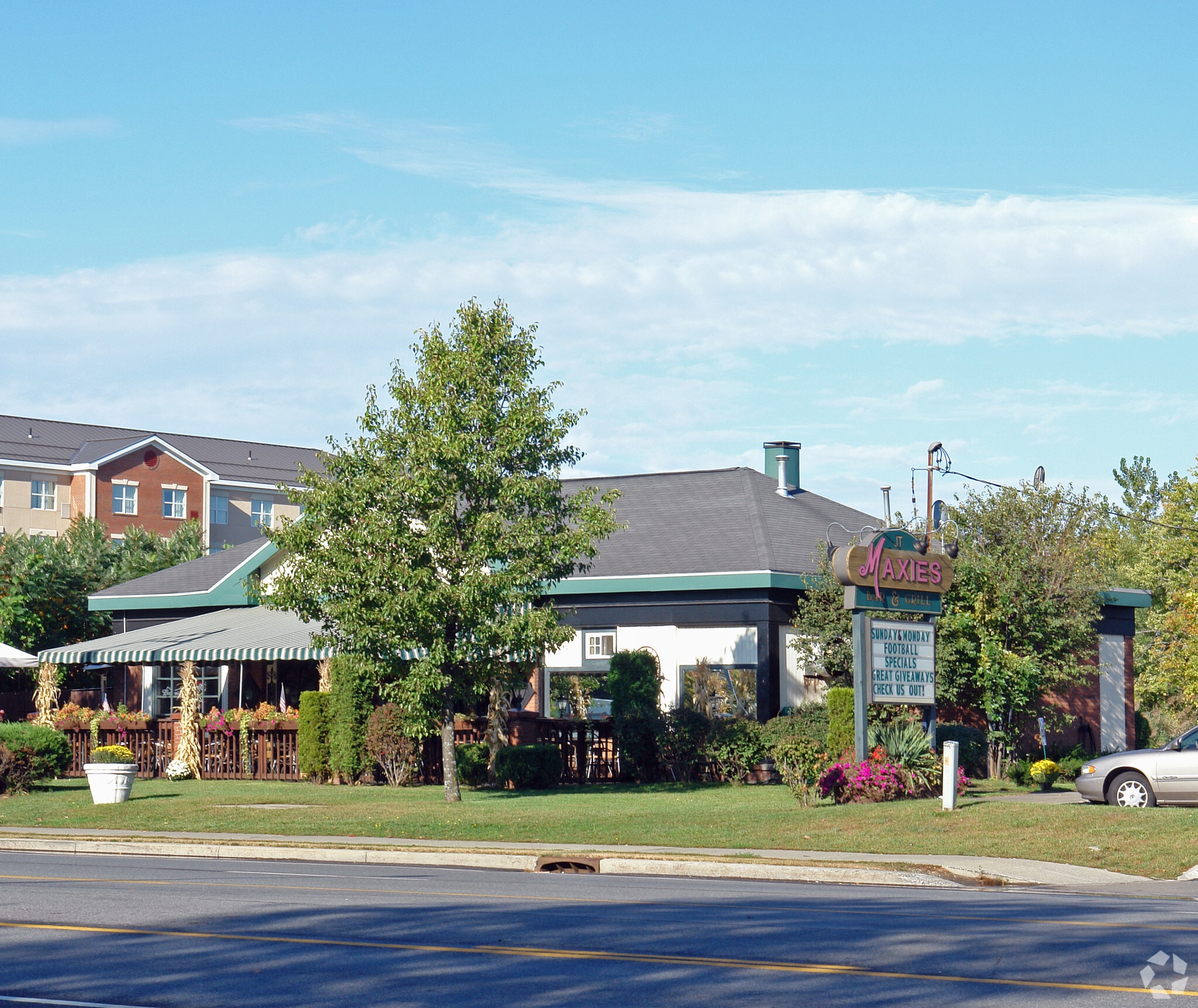 240-242 Wolf Road portfolio of 2 properties for sale on LoopNet.ca Primary Photo- Image 1 of 3