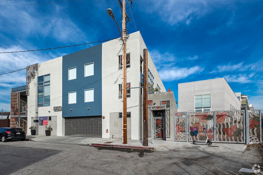 2256 Barry Ave, Los Angeles, CA à vendre - Photo du bâtiment - Image 3 de 36