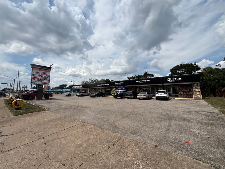 6046-6060 W Little York Rd, Houston, TX à louer - Photo du bâtiment - Image 3 de 3