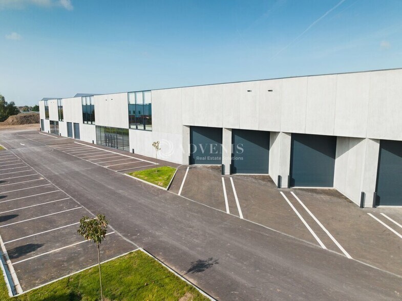 Flex in Le Mesnil Amelot for lease - Building Photo - Image 2 of 11