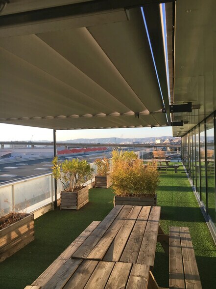 Office in Marseille for lease - Building Photo - Image 2 of 12