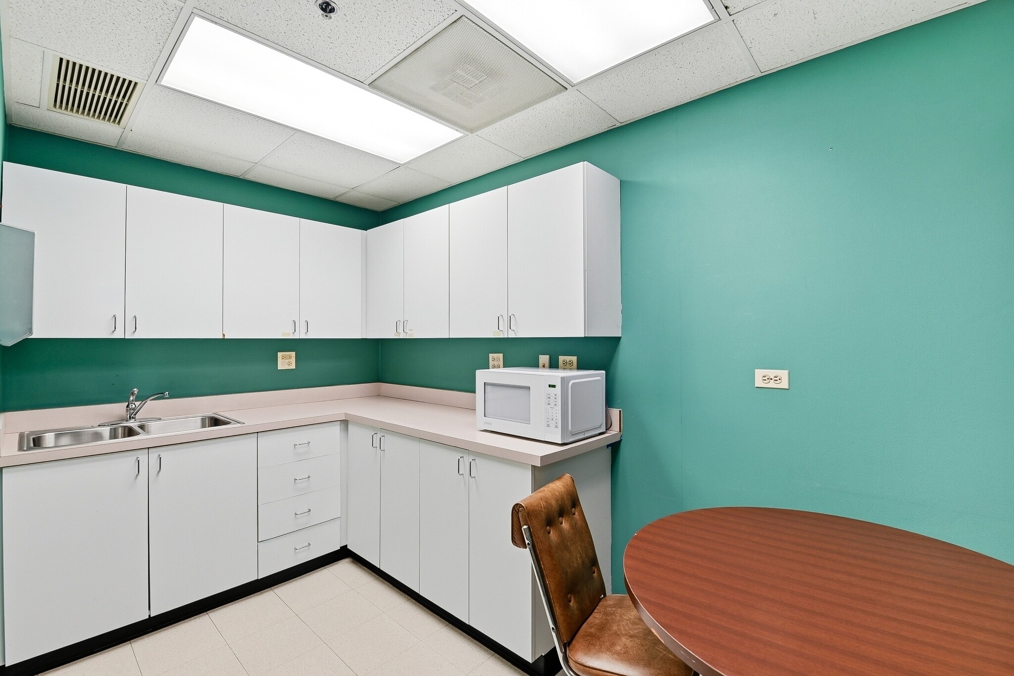 1S224 Summit Ave, Oakbrook Terrace, IL for lease Interior Photo- Image 1 of 10