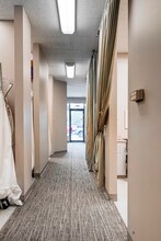 2140 34th Ave SW, Calgary, AB à louer Photo intérieure- Image 2 de 2