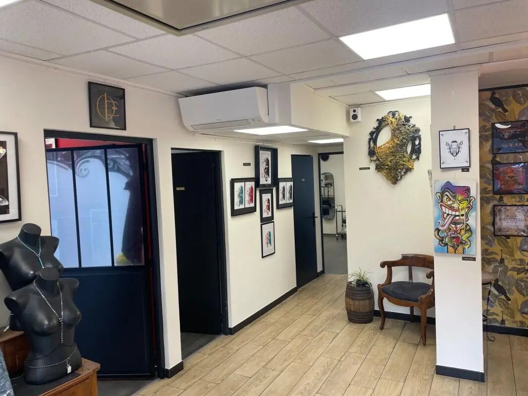 Retail in Lyon for lease Interior Photo- Image 1 of 6