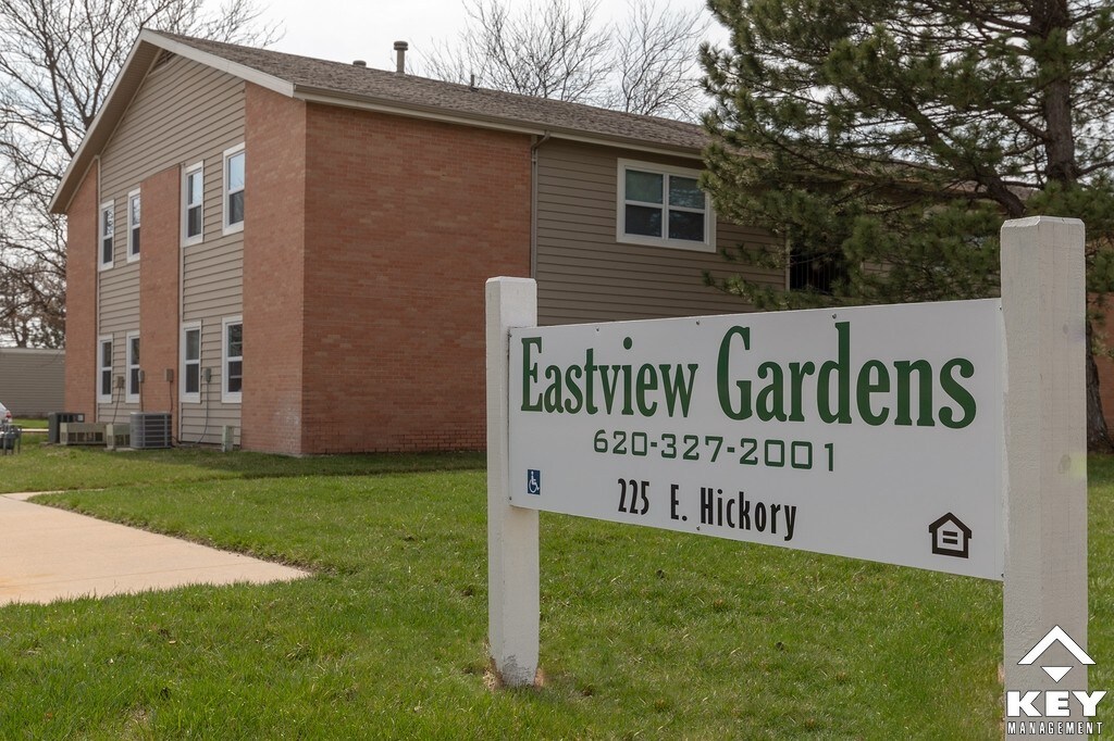 225 E Hickory St, Hesston, KS à vendre Photo du bâtiment- Image 1 de 10
