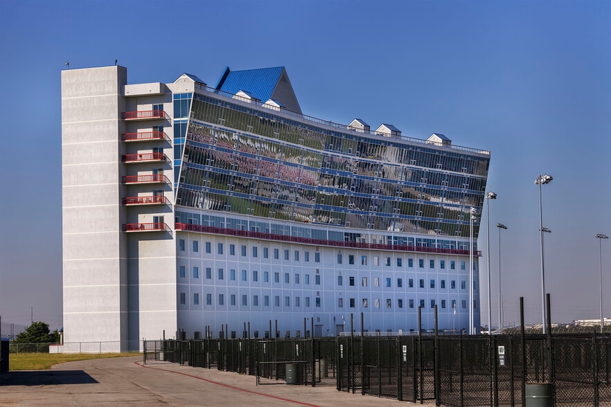 3575 Lone Star Cir, Fort Worth, TX for lease - Building Photo - Image 2 of 18