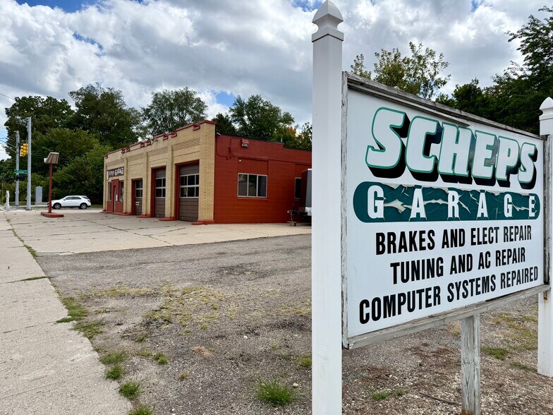 2320 E Saginaw St, Lansing, MI à vendre - Photo du bâtiment - Image 2 de 12