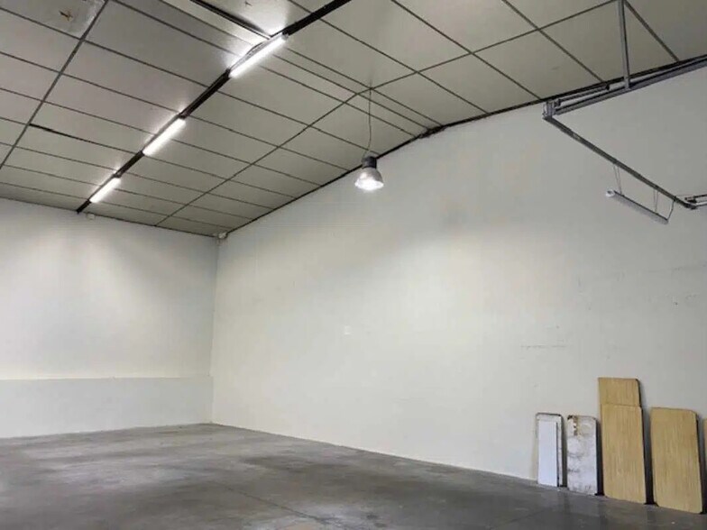 Flex in Décines-Charpieu for lease - Interior Photo - Image 1 of 4