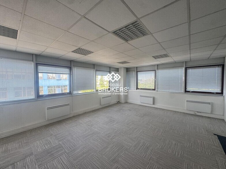 Office in Gennevilliers for lease - Interior Photo - Image 1 of 2