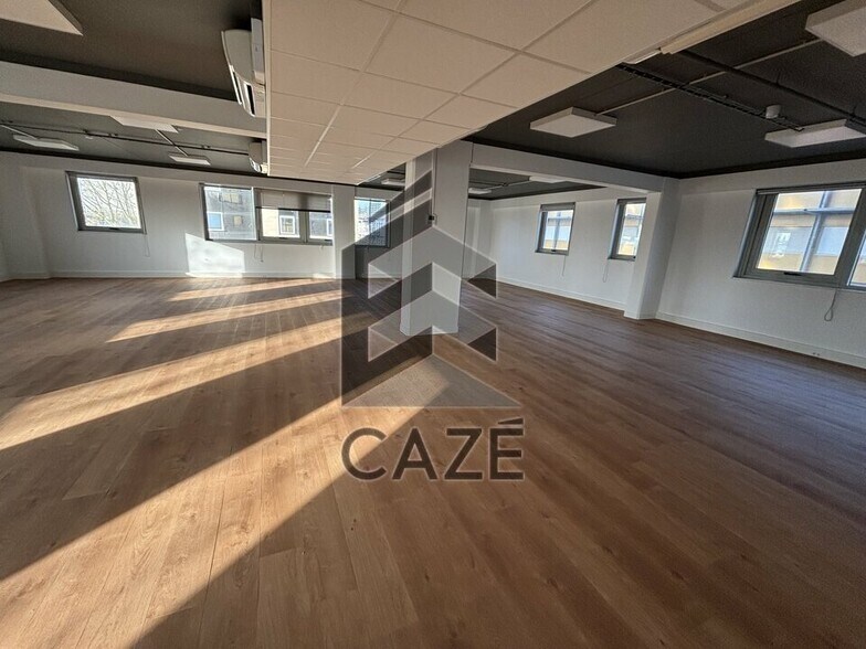 Office in Bordeaux for lease - Interior Photo - Image 3 of 6