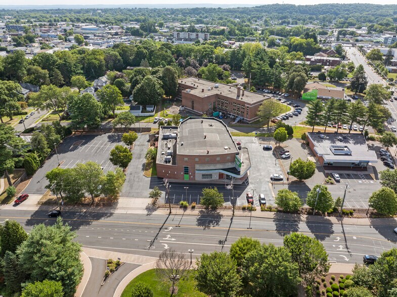 940 Quaker Ln, West Hartford, CT à vendre - Photo du bâtiment - Image 2 de 3