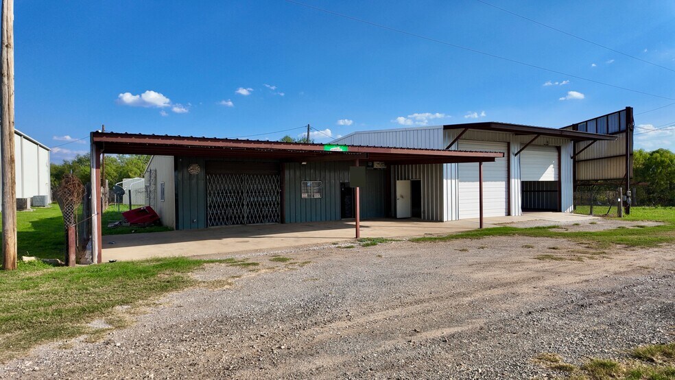 4060 Interstate 35 N, Natalia, TX à vendre - Photo du bâtiment - Image 2 de 5