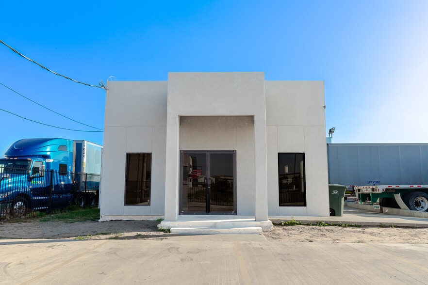 119 North America Rd, Laredo, TX for sale - Building Photo - Image 2 of 27