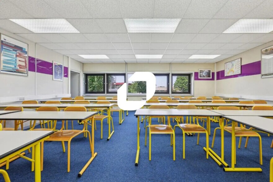 Office in Lognes for lease - Building Photo - Image 2 of 14