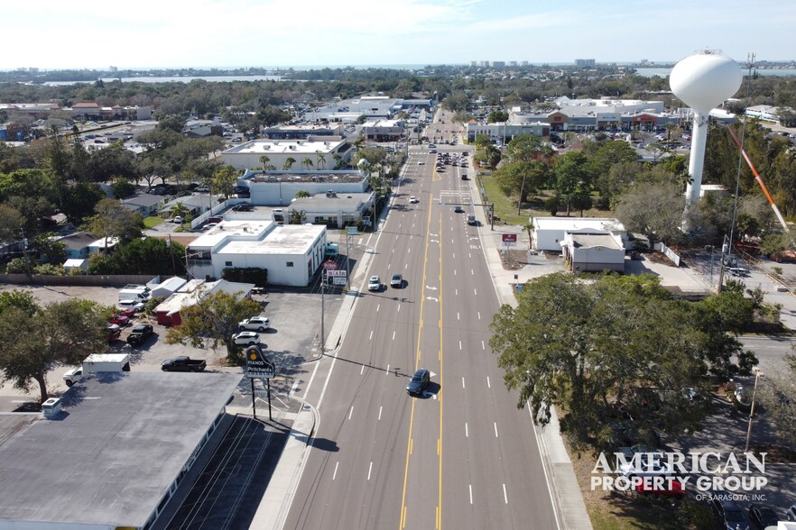2048 Bee Ridge Rd, Sarasota, FL à louer - Photo du bâtiment - Image 3 de 9