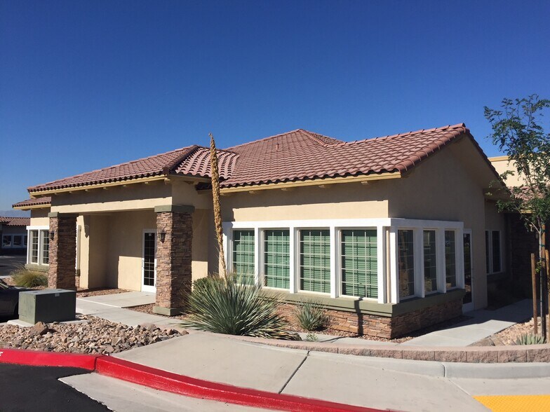 7395 S Pecos Rd, Las Vegas, NV à louer - Photo du bâtiment - Image 2 de 11