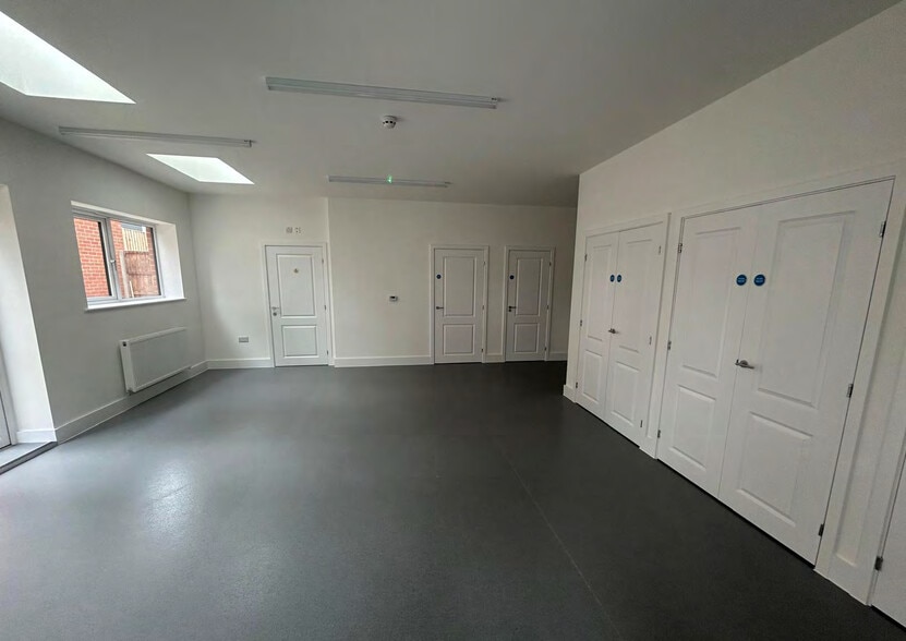 98 Willingale Rd, Loughton for lease - Interior Photo - Image 3 of 5