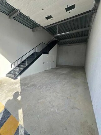 Plus de détails pour 46 Rue Des Osiers, Coignières - Bureau, Local d'activités à louer