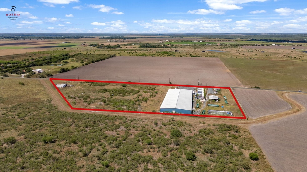 833 County Road 583, La Coste, TX à vendre - Photo du bâtiment - Image 3 de 47
