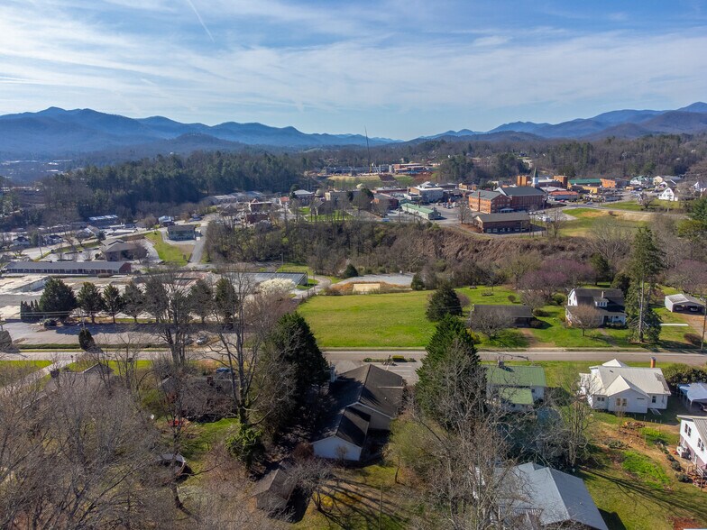 156 White Oak St, Franklin, NC à vendre - Photo du bâtiment - Image 3 de 42