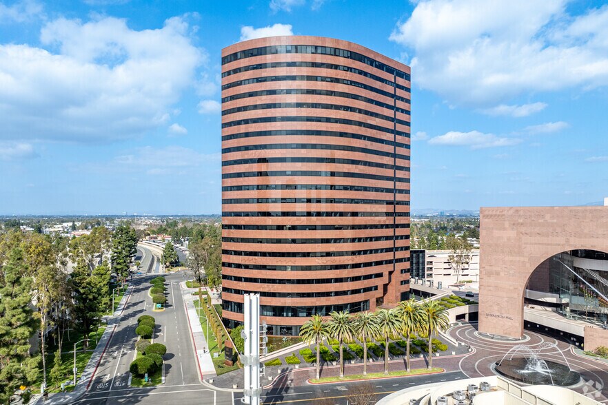650 Town Center Dr, Costa Mesa, CA à louer - Photo du bâtiment - Image 1 de 21