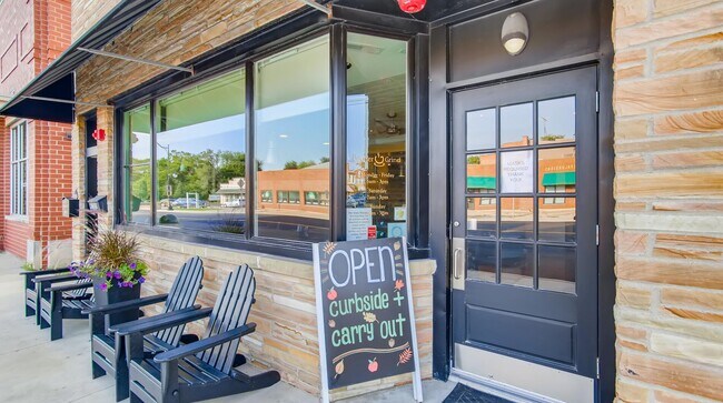 Plus de détails pour 2 S Main St, Elburn, IL - Commerce de détail à vendre