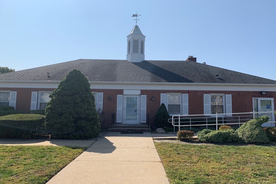 500 Main St, Center Moriches, NY à vendre - Photo du bâtiment - Image 3 de 4